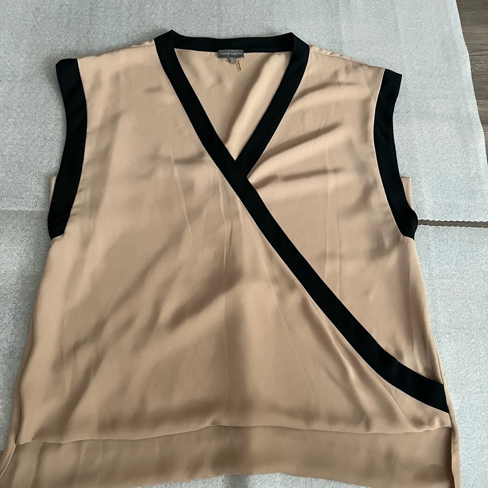 [L]Vince Camuto Elegant Tan Sleeveless Top with Black Trim Career High Low Hem